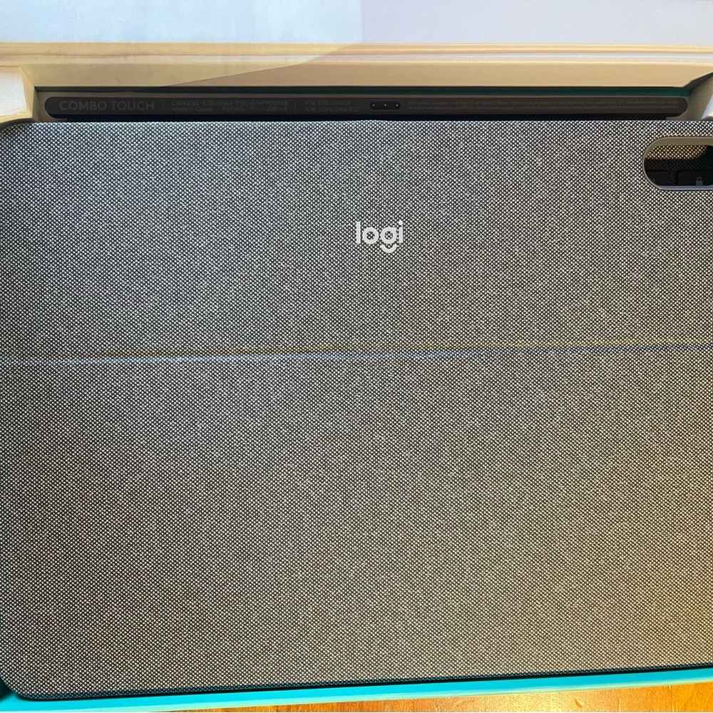 Logitech Keyboard Case with Trackpad - Picture 4 of 5